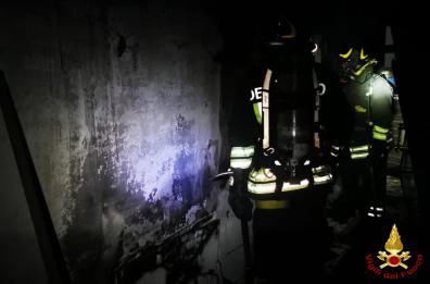 Incendio nella notte a Bitonto, fiamme in un appartamento al terzo piano: nessun ferito