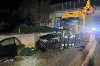 Incidente sulla SS613 a Torchiarolo: donna incinta estratta dalle lamiere dai vigili del fuoco. Due feriti gravi