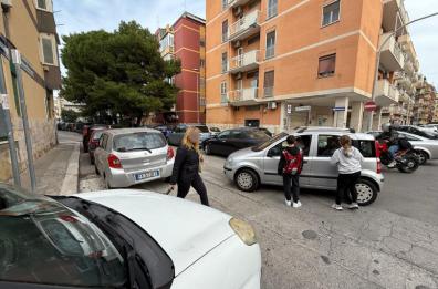 «Noi delle case popolari bloccati per colpa del parcheggio selvaggio». I residenti: «La Municipale non interviene» «Noi delle case popolari bloccati per colpa del parcheggio selvaggio». I residenti: «La Municipale non interviene»