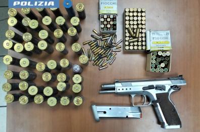 Taranto, nascondeva una pistola rubata 16 anni fa nel vano caldaia: arrestato 50enne Taranto, nascondeva una pistola rubata 16 anni fa nel vano caldaia: arrestato 50enne