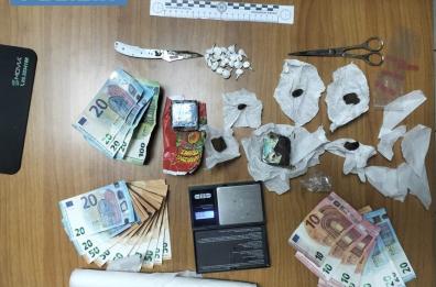 Pulsano, spacciavano droga passandola a mano dalla finestra: arrestati due fratelli e un minorenne