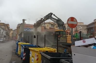 Foggia, demolito fabbricato abusivo rimasto incompiuto per 15 anni in via San Lorenzo VIDEO