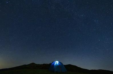 Dalle stelle gli indizi sulla quinta forza della natura: lo studio internazionale dell'Università di Bari