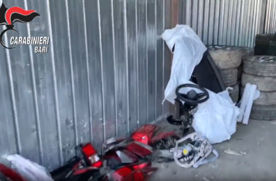 Un carico di pezzi d'auto smontate pronto a partire: operazione anti-riciclaggio a Modugno, arrestati in tre VIDEO