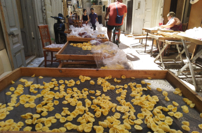 «Orecchiette-gate», a Bari è cambiato tutto in un anno. Nuove regole e legalità in Strada Arco Basso