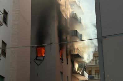 Manfredonia, scoppia un grosso incendio in un appartamento:  salvata una donna anziana VIDEO