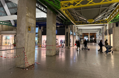 Lecce, in piazza Mazzini allarme igiene per i bisogni dei senzatetto: «Chiudono tutti i portoni, abbiamo le mani legate» Lecce, in piazza Mazzini allarme igiene per i bisogni dei senzatetto: «Chiudono tutti i portoni, abbiamo le mani legate»