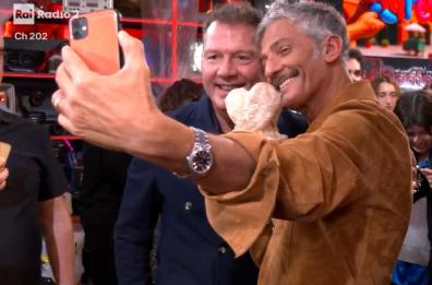 Il primo Premio Little Tony arriva in anteprima nelle mani di Fiorello e Fabrizio Biggio, e c'è anche un pezzo di Puglia