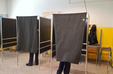 Bari, sorpresa per alcuni elettori ai seggi: «Hanno cambiato la sede e non lo sapevamo». Ecco tutte le variazioni