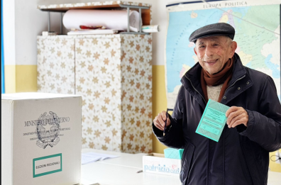 Mola, al seggio con il centenario Gregorio Lepore: «L'esercizio del voto è una grande conquista»