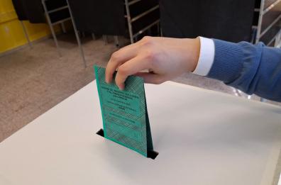 Scatta una foto alla scheda in cabina: denunciata una donna a Ostuni Scatta una foto alla scheda in cabina: denunciata una donna a Ostuni