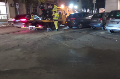 Paura a Lecce: auto travolge scooter e colpisce un'altra vettura che finisce nella vetrina di un negozio