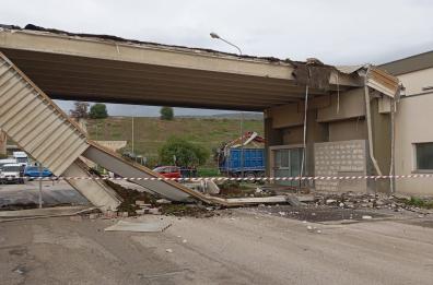 Porto Industriale di Manfredonia, paura al varco: camion abbatte la pensilina, sfiorata la tragedia