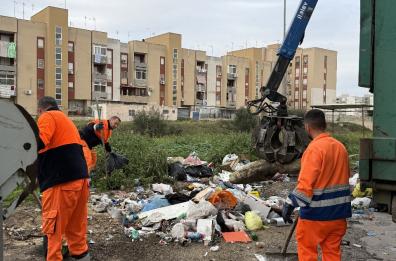 Taranto, cassonetti e rifiuti per strada: a Paolo VI esplode la rabbia Taranto, cassonetti e rifiuti per strada: a Paolo VI esplode la rabbia