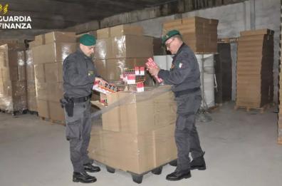 Vivevano e lavoravano nella fabbrica clandestina di sigarette: in dieci arrestati nel Brindisino