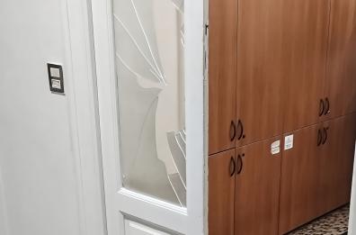 Rissa sfiorata al consiglio comunale di Altamura: porta rotta e vetri in frantumi