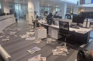 Assalto alla redazione de La Stampa nel giorno dello sciopero dei giornalisti: «Atto vile e inaccettabile»