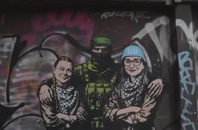 Roma, Greta Thunberg e Francesca Albanese con un miliziano di Hamas: è il nuovo murale di aleXsandro Palombo
