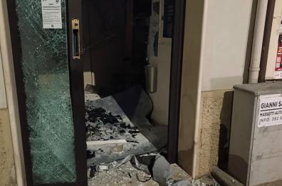 Ginosa, banda della marmotta fa esplodere bancomat in via Quarto: è il quarto assalto questo mese nel Tarantino