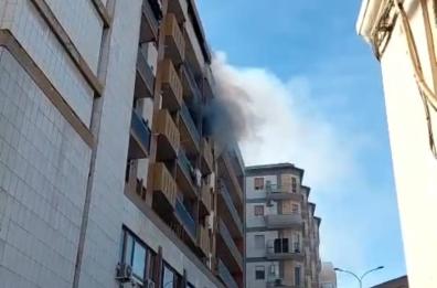 Paura in pieno centro a Foggia: scoppia l'incendio in un appartamento, salvata una donna di 85 anni Paura in pieno centro a Foggia: scoppia l'incendio in un appartamento, salvata una donna di 85 anni