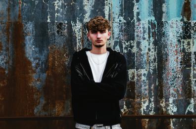 Il pugliese Weird pubblica «Universo»: un brano che racconta la necessità di fermarsi e rimettersi al centro