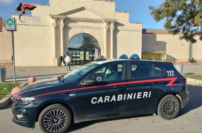 Surbo, ruba due computer in un centro commerciale: 19enne barese arrestato grazie alla segnalazione di un addetto alle vendite

