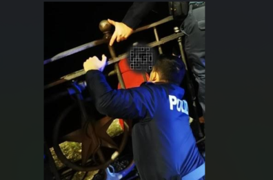 Taranto, tenta di lanciarsi dal Monumento dei Marinai: 35enne salvato dalla polizia Taranto, tenta di lanciarsi dal Monumento dei Marinai: 35enne salvato dalla polizia
