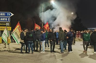 Ex Ilva, sciopero a oltranza dei sindacati contro il Piano del governo. Bloccata la Statale 100 a Taranto. Usb chiede tavolo permanente a Palazzo Chigi VIDEO Ex Ilva, sciopero a oltranza dei sindacati contro il Piano del governo. Bloccata la Statale 100 a Taranto. Usb chiede tavolo permanente a Palazzo Chigi VIDEO