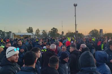 Ex Ilva, notte di presidi e blocchi sulla statale 100: continua lo sciopero a oltranza dei sindacati VIDEO Ex Ilva, notte di presidi e blocchi sulla statale 100: continua lo sciopero a oltranza dei sindacati VIDEO