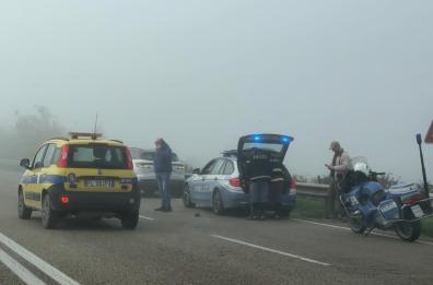 Nebbia fitta sulla Foggia-Manfredonia, incidente a catena lungo la discesa Santa Lucia: 3 auto coinvolte