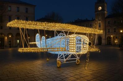 Bari accende un Natale da favola: tra aeroplani e sfere ecco le luminarie spettacolari in città Bari accende un Natale da favola: tra aeroplani e sfere ecco le luminarie spettacolari in città