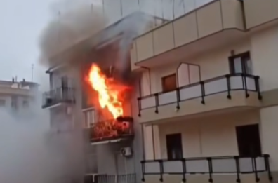 Paura a Taranto, incendio in una palazzina in via Emilia: 5 persone salvate, anche un bambino Paura a Taranto, incendio in una palazzina in via Emilia: 5 persone salvate, anche un bambino