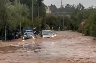 Bitonto, esondazione sulla strada per Mariotto e Palombaio: uomo intrappolato in auto, soccorso Bitonto, esondazione sulla strada per Mariotto e Palombaio: uomo intrappolato in auto, soccorso