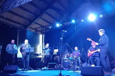 I Band Aid tornano in concerto: il 20 dicembre al Teatro Comunale di Galatone la storica band leccese sul palco con 40 anni di jazz-fusion e innovazione I Band Aid tornano in concerto: il 20 dicembre al Teatro Comunale di Galatone la storica band leccese sul palco con 40 anni di jazz-fusion e innovazione