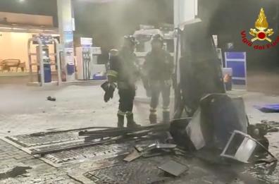 Torre a Mare, perde il controllo dell'auto sulla SS16 e finisce contro la colonnina di un benzinaio: in due in codice rosso Torre a Mare, perde il controllo dell'auto sulla SS16 e finisce contro la colonnina di un benzinaio: in due in codice rosso