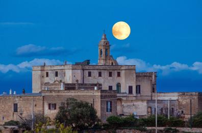 La Superluna Fredda illumina Polignano: lo scatto sull'Abbazia di San Vito