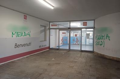 Brindisi, «m***a e mangia soldi»: scritte offensive contro due medici. Asl denuncia: «fatto grave» Brindisi, «m***a e mangia soldi»: scritte offensive contro due medici. Asl denuncia: «fatto grave»