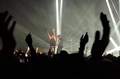 Raf incanta Bari con un concerto maturo, emozionante e senza tempo: la festa dei 40 anni di «Self Control»