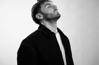 Alberto Urso torna con «Come noi mai»: «Un singolo che si è scritto da sé. Oggi mi autoproduco, voglio essere libero»