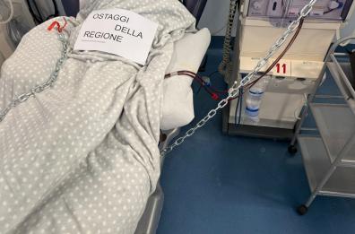 Pazienti in dialisi si incatenano ai lettini a Policoro: «Ostaggi della Regione». ASM replica: «Non è prevista nessuna chiusura» FOTO