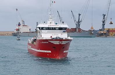 Bari, arrivata in porto la nave Life Support di Emergency con 120 migranti: anche 5 donne incinte