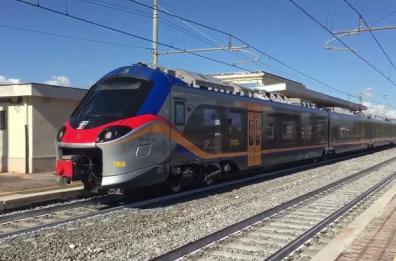Violenza sul regionale Bari–Foggia: passeggero aggredisce ferroviere e una giovane capotreno vicino alla stazione di Incoronata Violenza sul regionale Bari–Foggia: passeggero aggredisce ferroviere e una giovane capotreno vicino alla stazione di Incoronata