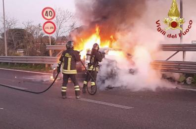 Maserati prende fuoco sulla tangenziale ovest di Lecce: illeso il conducente 38enne