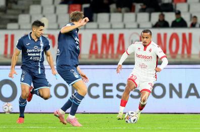 Il Bari pareggia con un Pescara in dieci: 1-1 al San Nicola. Espulso Vivarini a fine match, continua la protesta dei tifosi