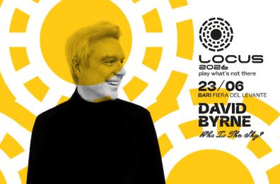 David Byrne apre il Locus Festival 2026: il fondatore dei Talking Heads arriva in concerto a Bari 