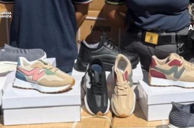 Marchi di lusso… ma falsi: 24 mila scarpe tarocche sequestrate a Bari Marchi di lusso… ma falsi: 24 mila scarpe tarocche sequestrate a Bari