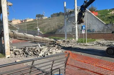 A Matera cominciata la demolizione del ponte di Serra Rifusa: fu danneggiato 13 anni fa A Matera cominciata la demolizione del ponte di Serra Rifusa: fu danneggiato 13 anni fa