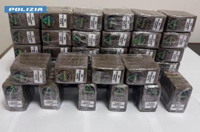 In macchina con 20kg di hashish: arrestato a Francavilla 22enne incensurato, il carico per le piazze di spaccio di Lecce e Brindisi In macchina con 20kg di hashish: arrestato a Francavilla 22enne incensurato, il carico per le piazze di spaccio di Lecce e Brindisi