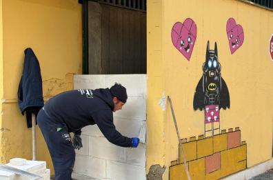 Bari, in piazza Garibaldi murato l'accesso ai locali sotterranei in vista del Natale: erano abbandonati da tempo Bari, in piazza Garibaldi murato l'accesso ai locali sotterranei in vista del Natale: erano abbandonati da tempo