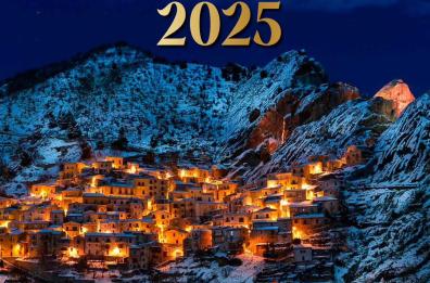 Fino all'Epifania le luci del Natale illumineranno Castelmezzano e le Dolomiti lucane Fino all'Epifania le luci del Natale illumineranno Castelmezzano e le Dolomiti lucane